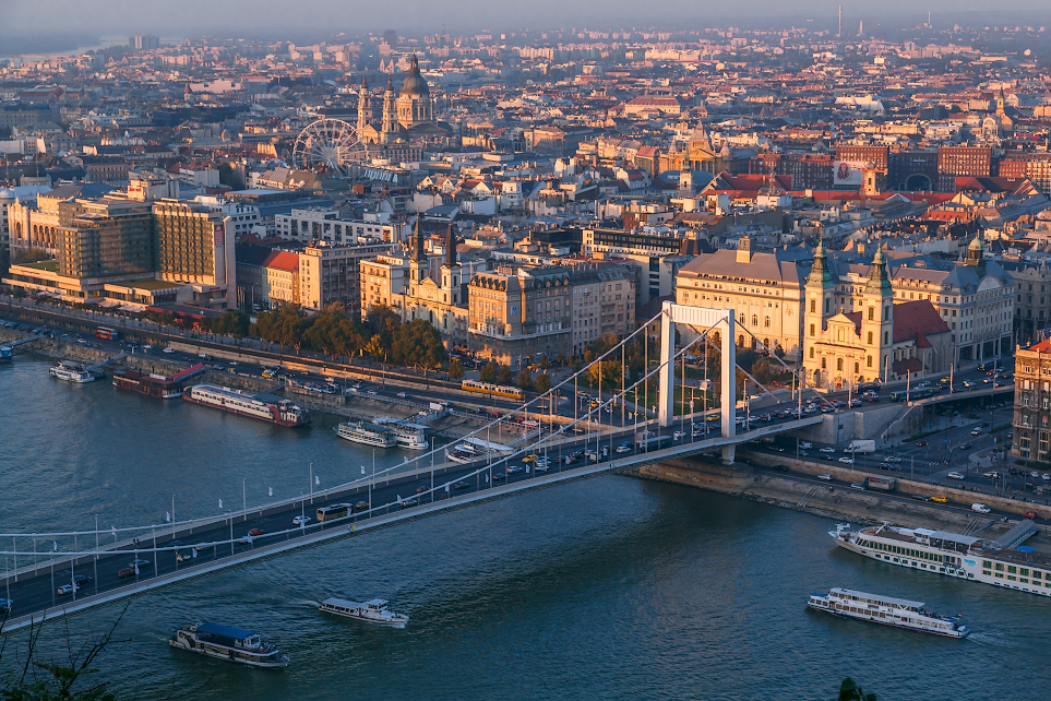 Мост Эржебет — висячий автодорожный мост в Будапеште